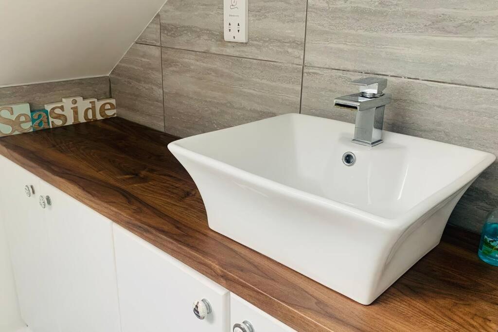 Love Lancing By The Sea With Optional Large Hot Tub Sleeps Up To 8 & Free Parking 빌라 외부 사진